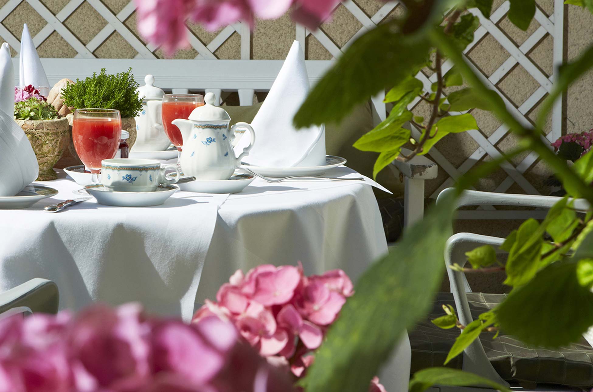 Breakfast terrace in the green inner courtyard of the Hotel Admiral, Munich