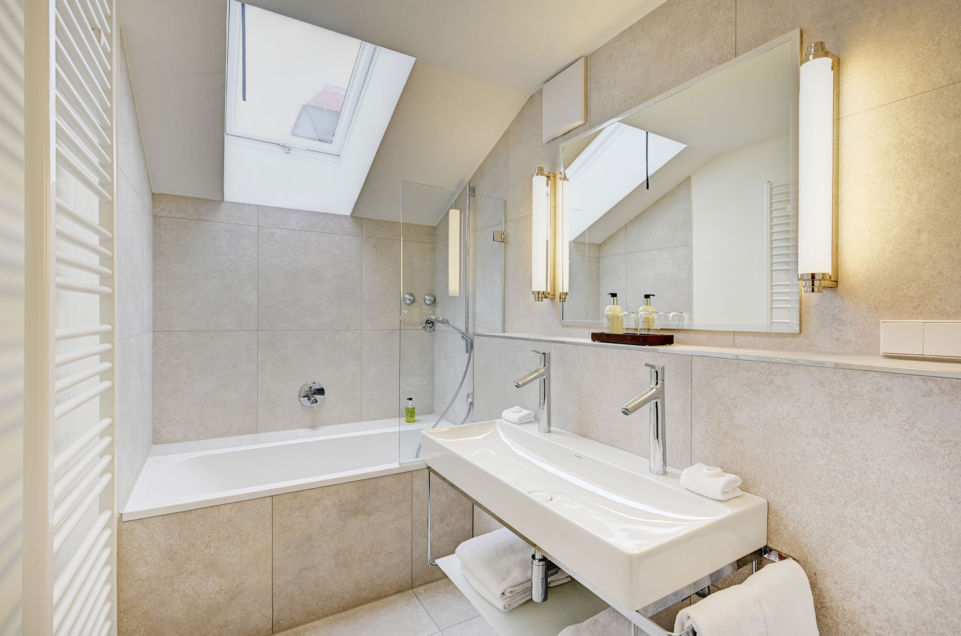 Bathroom with bathtub in the suite of the Hotel Admiral, Munich